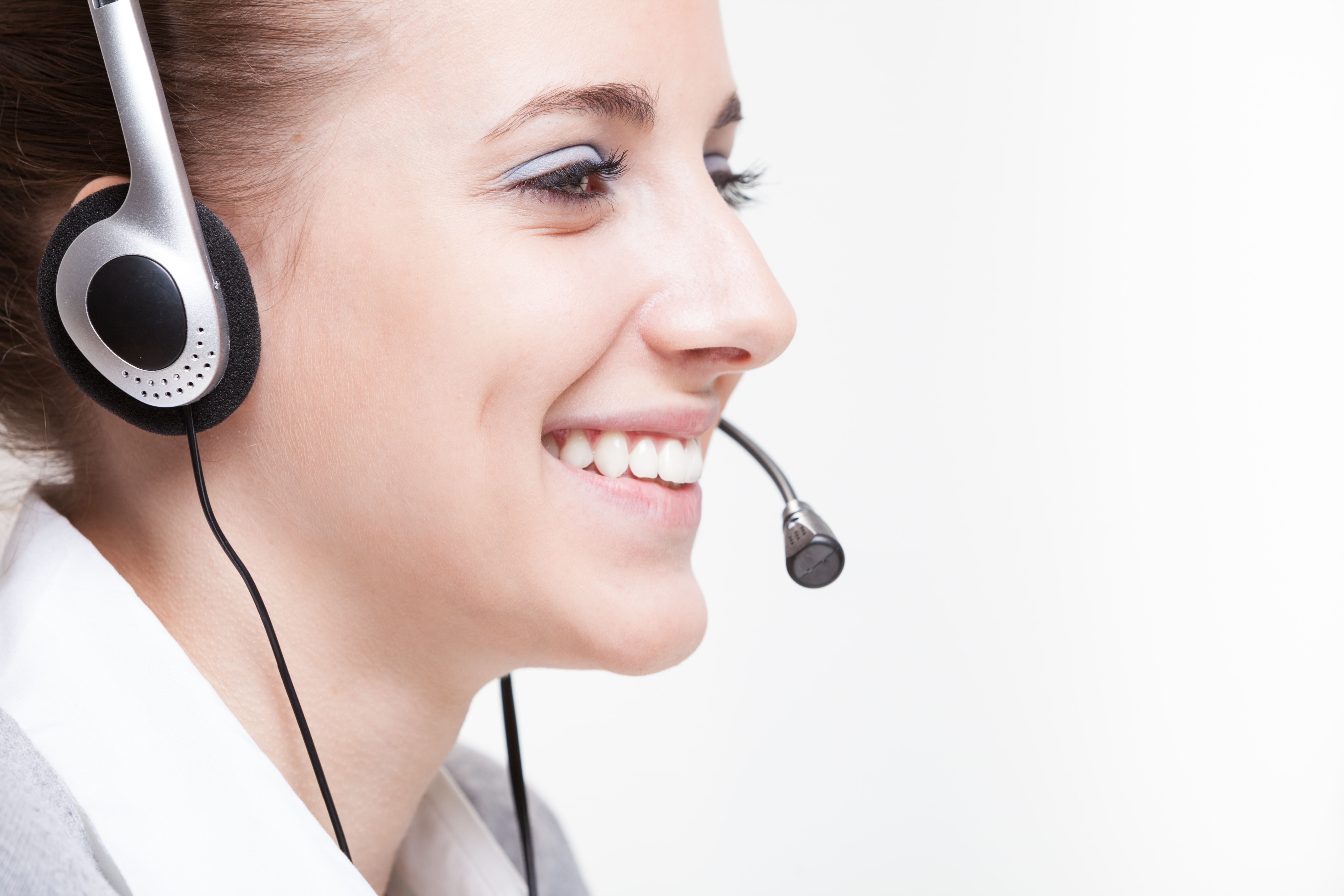 Femme avec un casque micro pour un entretien en ligne