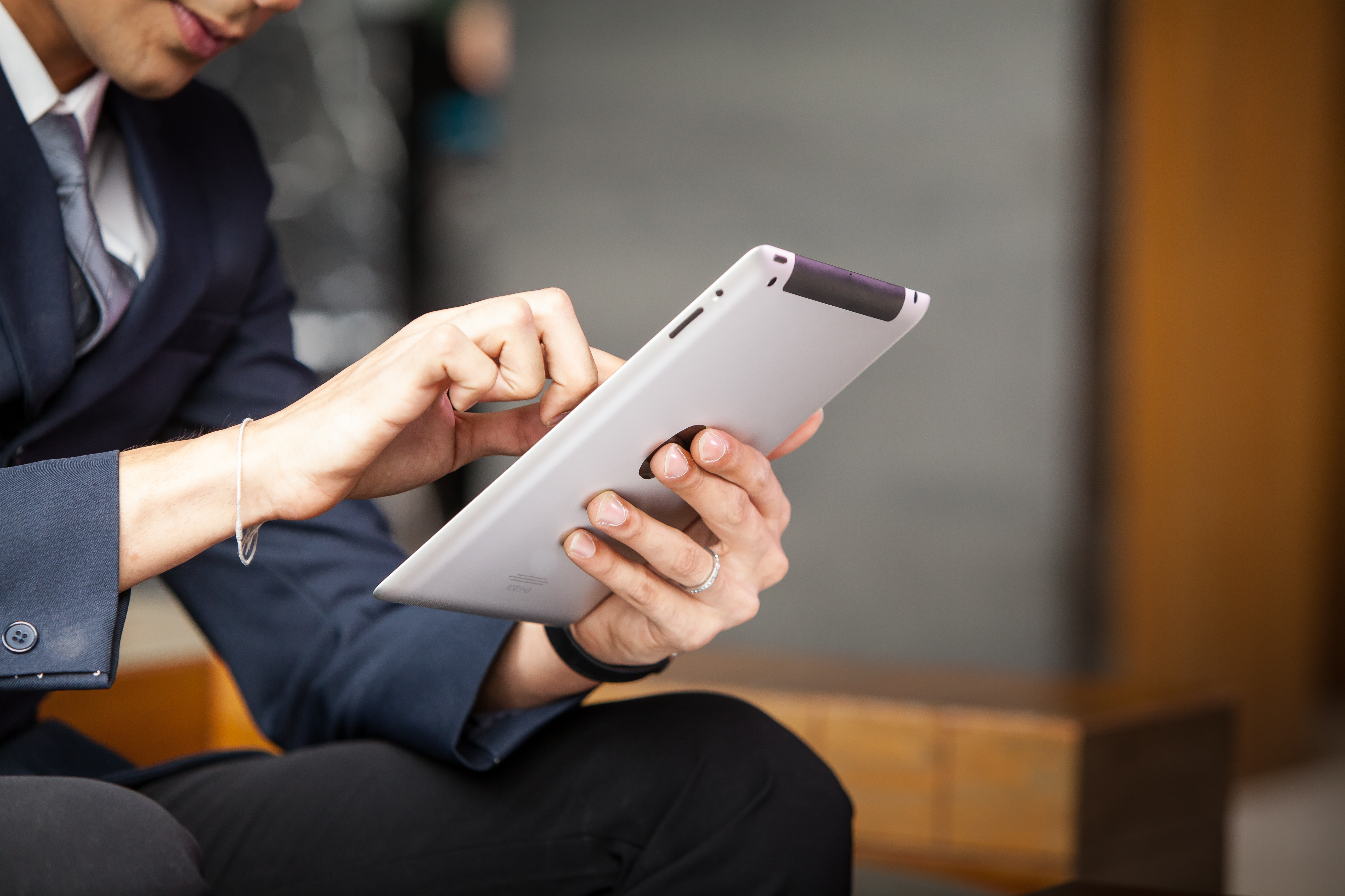 une personne qui utilise une tablette électronique.