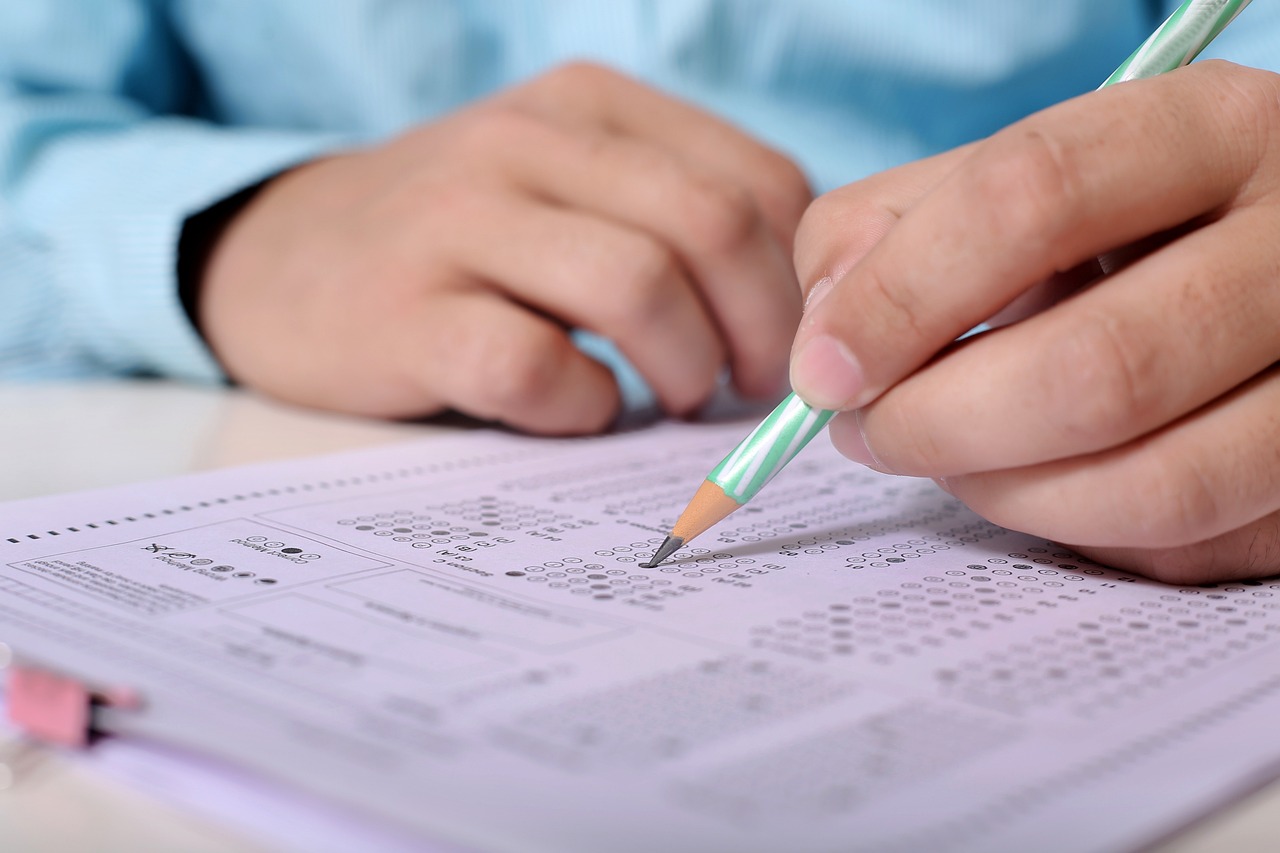 Une personne qui répond à un examen